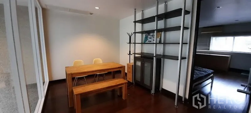 ทาวน์เฮาส์ ให้เช่าหรือขายในKhlong Toei, Bangkok - มุมอเนกประสงค์ใช้ทำงานหรือทานข้าว พร้อมโต๊ะไม้ ม้านั่งยาว และชั้นเหล็กแบบเปิด