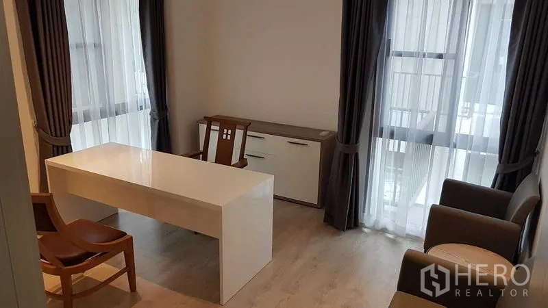 独立式住宅 出租在Prawet, Bangkok - 明亮书房，白色书桌、扶手椅与窗帘