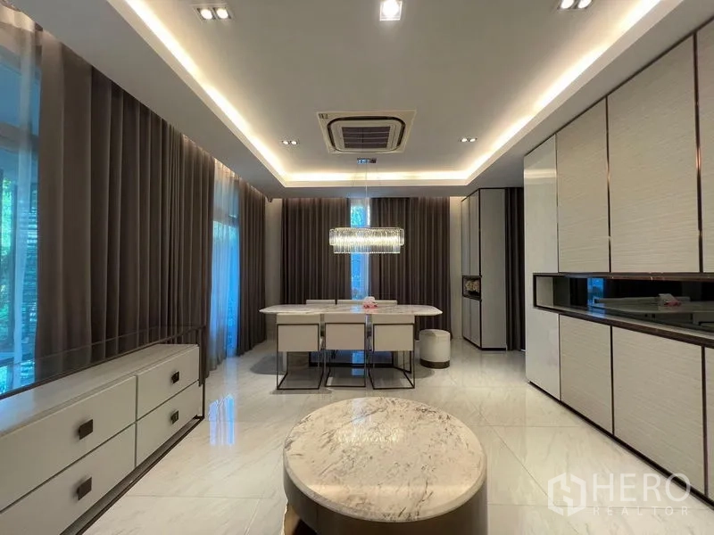 บ้าน ขาย - โซนทานข้าวพร้อมโคมแชนเดอเลียร์ ผ้าม่านสูง และวิวเชื่อมสู่ครัว