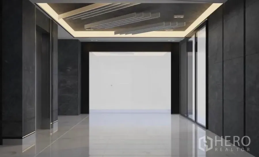สำนักงาน ให้เช่าในLat Krabang, Bangkok - ล็อบบี้สมัยใหม่ ผนังหินสีดำ ฝ้าเพดานซ่อนแสง และพื้นกระเบื้องเงา