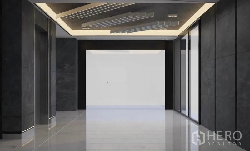 สำนักงาน ให้เช่าในLat Krabang, Bangkok - ล็อบบี้สมัยใหม่ ผนังหินสีดำ ฝ้าเพดานซ่อนแสง และพื้นกระเบื้องเงา