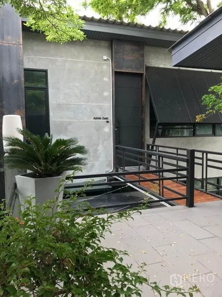 Office Space for rent in Bang Kapi, Bangkok - Courtyard showing glass‑fronted buildings, covered walkways and on‑site parking.