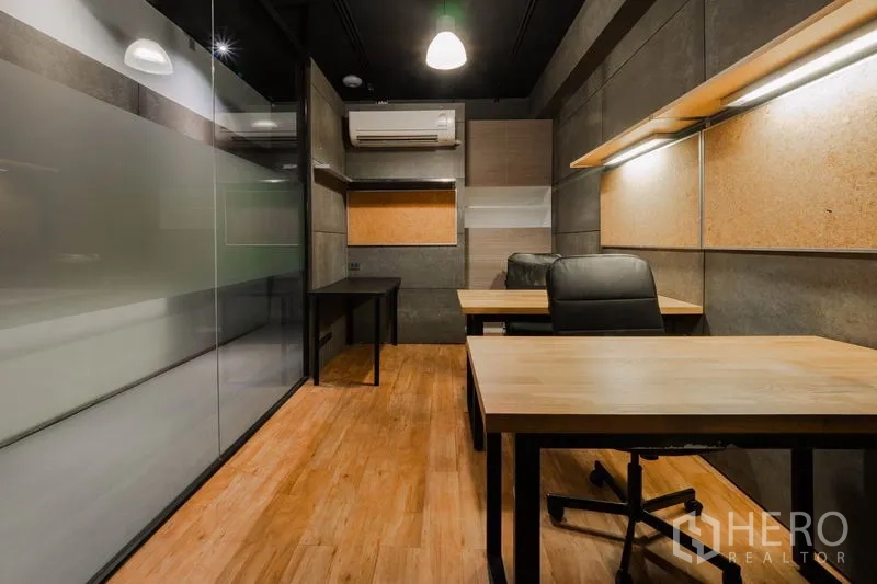 สำนักงาน ให้เช่าในKhlong Toei, Bangkok - ห้องทำงานส่วนตัว กั้นกระจก โต๊ะไม้ แสงไฟทำงาน และเครื่องปรับอากาศ