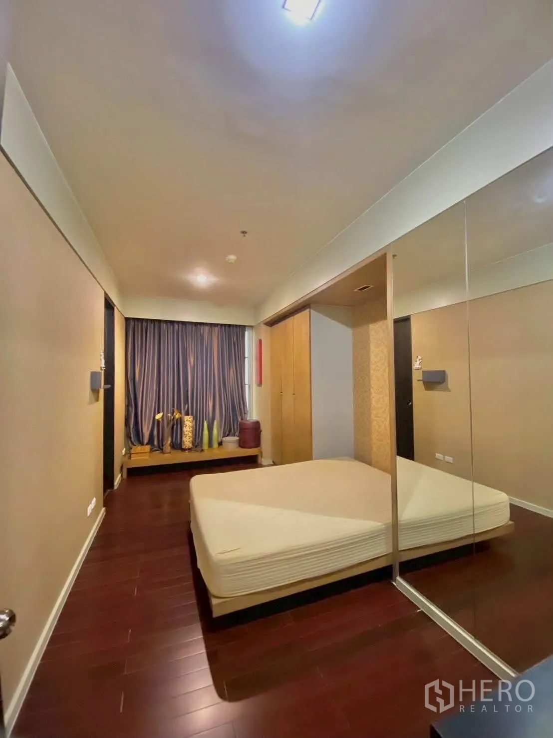 公寓 for rent in Khlong Toei, Bangkok - 次卧带镜面衣柜、木地板与窗边休息位。