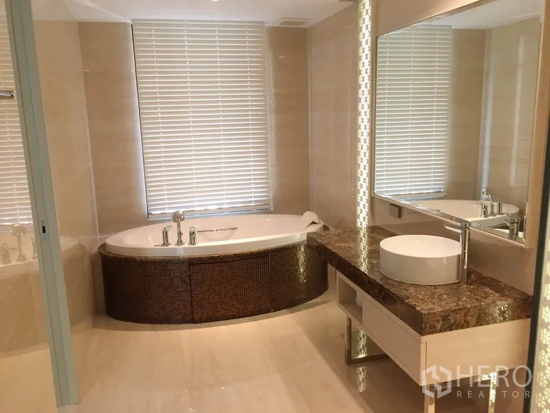 Detached House for rent in Sathon, Bangkok - Swimming pool with wooden deck set in a mature tropical garden