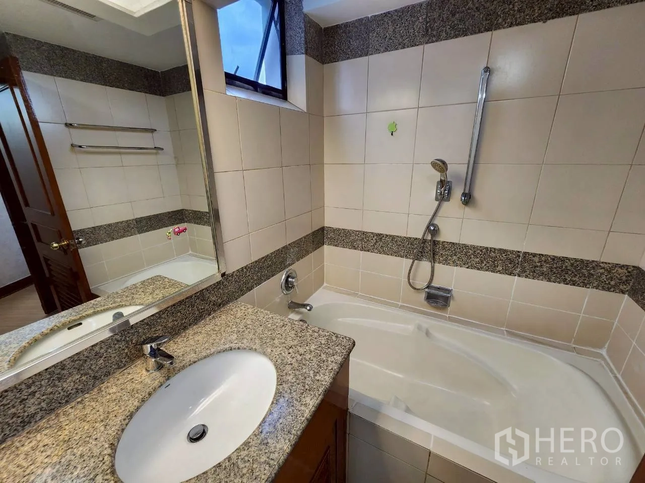 คอนโด ให้เช่าในKhlong Toei, Bangkok - ห้องน้ำพร้อมอ่างอาบน้ำ เคาน์เตอร์หินแกรนิต และกระจกบานใหญ่