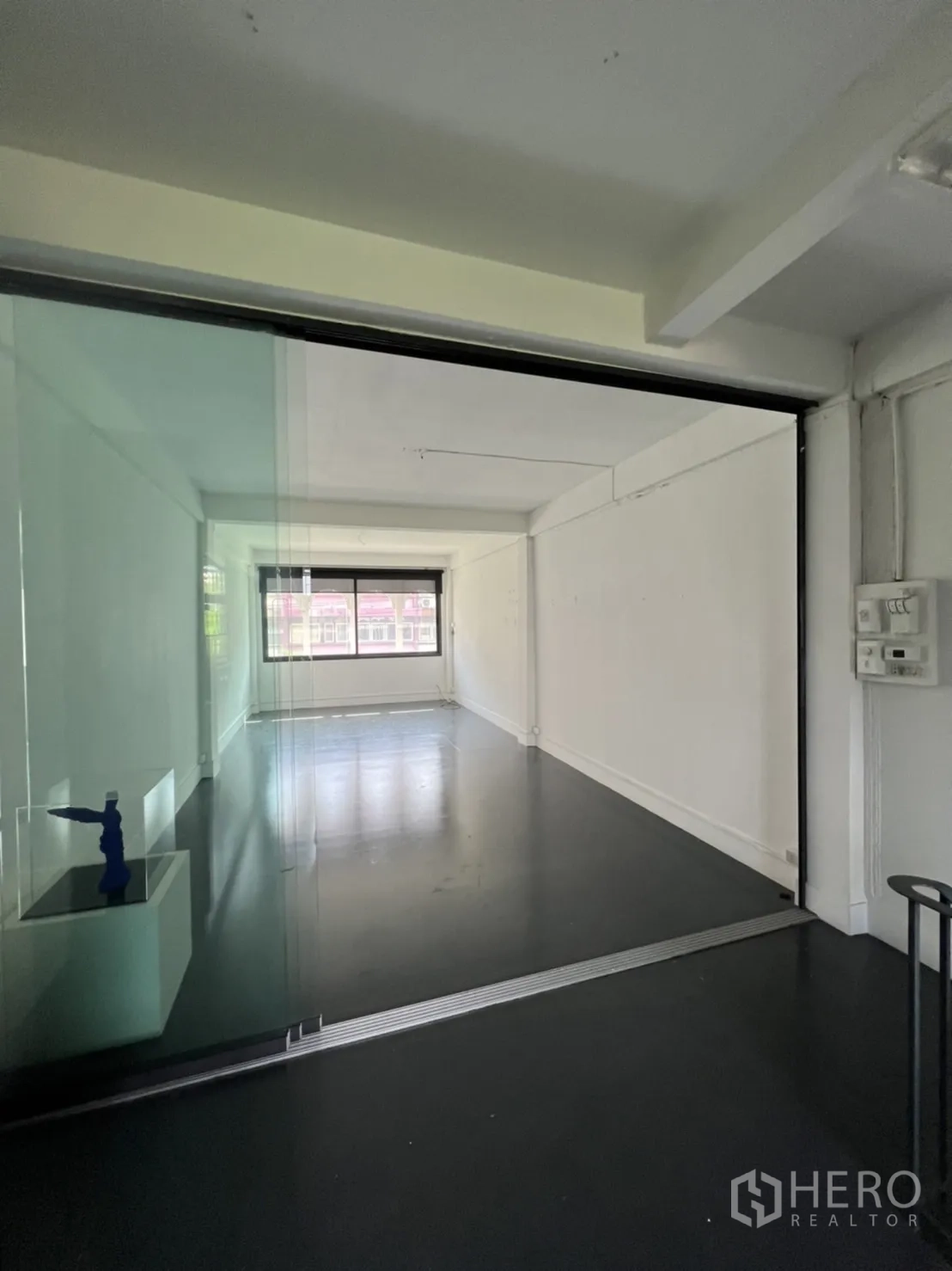 店屋 出租或出售在Watthana, Bangkok - 玻璃移门后的明亮办公室，带大窗。