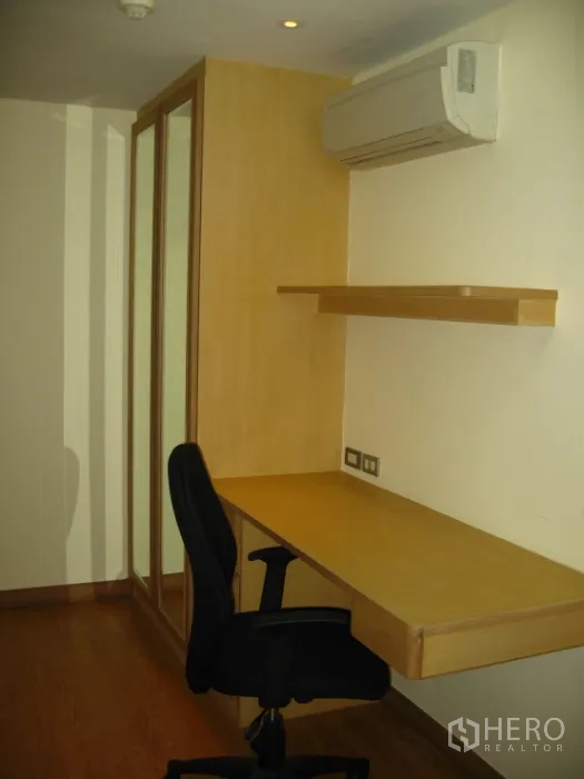 คอนโด ให้เช่าในWatthana, Bangkok - มุมทำงานบิวท์อินพร้อมเก้าอี้ ชั้นวาง ตู้เสื้อผ้า และเครื่องปรับอากาศ