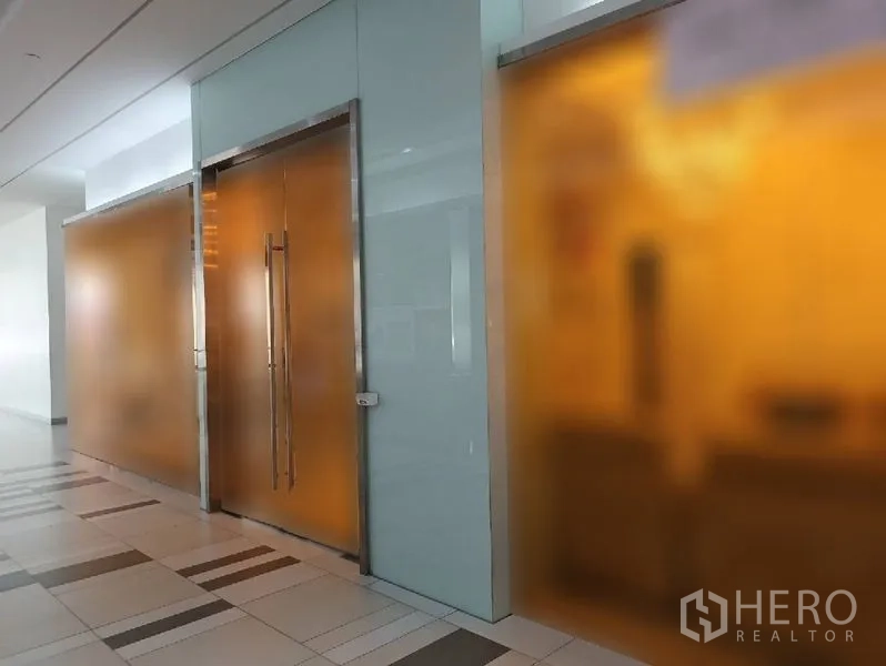 พื้นที่ขายปลีก ให้เช่าในKhlong Toei, Bangkok - หน้าร้านกระจกฝ้า ประตูบานคู่ ในโถงทางเดินของศูนย์การค้า