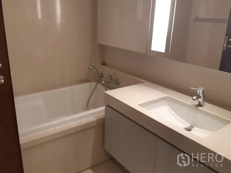 คอนโด ให้เช่าในWatthana, Bangkok - ห้องน้ำพร้อมอ่างอาบน้ำบิลต์อิน อ่างล้างหน้าโมเดิร์น และตู้แขวนผนัง