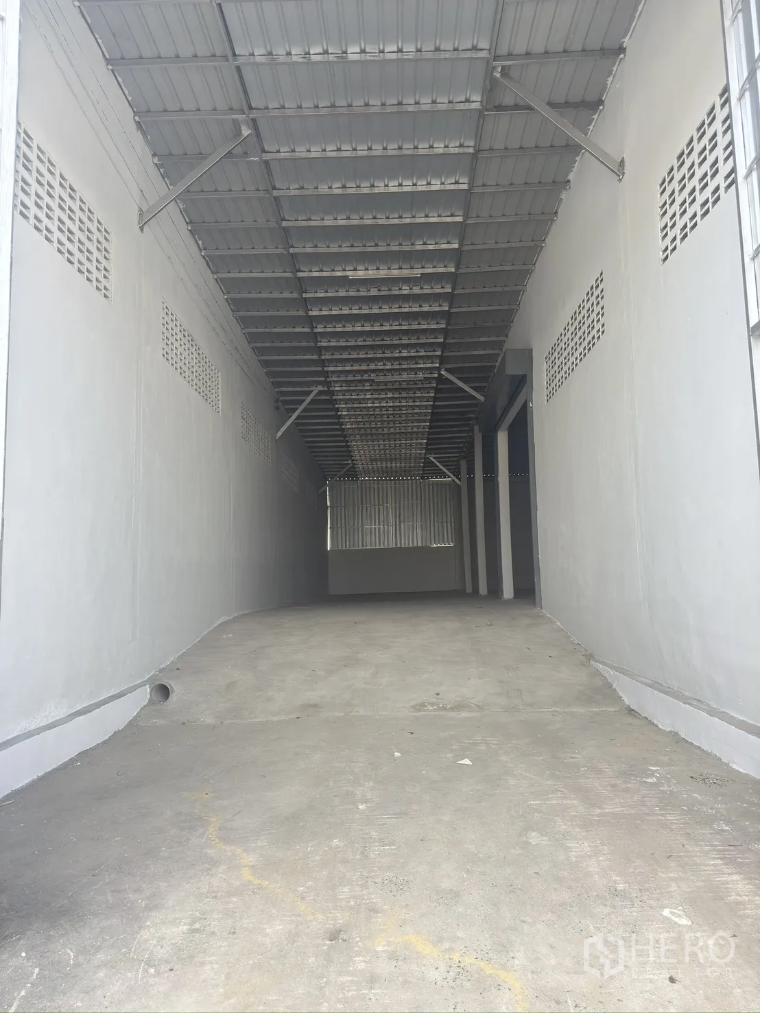 โกดัง for rent in Thawi Watthana, Bangkok - ทางเข้าโหลดสินค้าพร้อมหลังคาคลุมและพื้นคอนกรีต