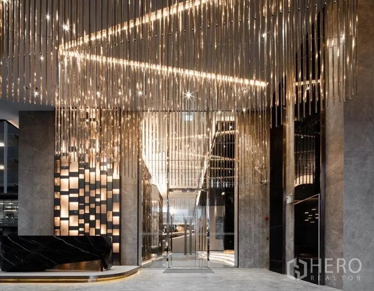 คอนโด ขายในRatchathewi, Bangkok - โถงล็อบบี้หรูหรา เพดานสูง ประดับไฟระย้าและผนังหินเงางาม