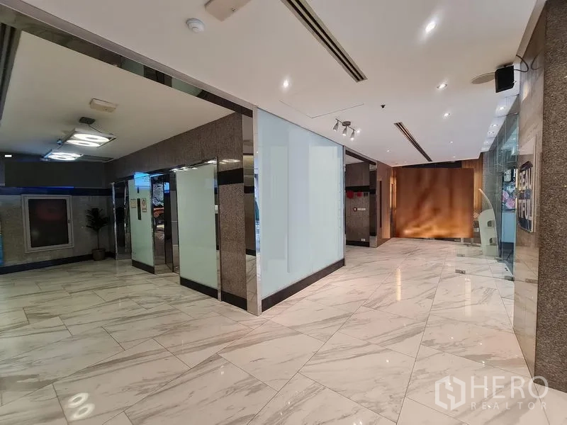 สำนักงาน ให้เช่าในRatchathewi, Bangkok - ล็อบบี้อาคารสำนักงานปูหินอ่อน ผนังกระจกฝ้าและไฟดาวน์ไลท์ ใกล้ BTS ราชเทวี