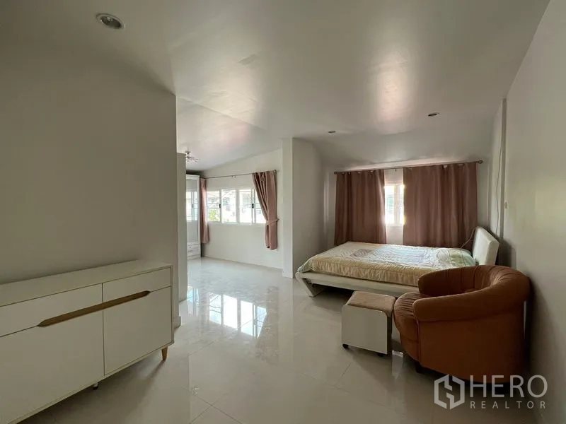 独立式住宅 出租在Bang Kapi, Bangkok - 大型主卧，带休闲椅与大窗户，配遮光窗帘。