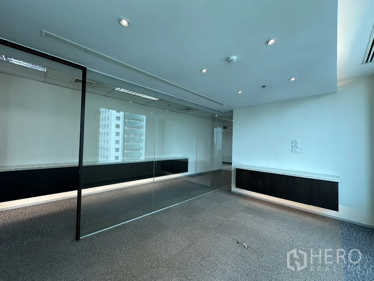 ออฟฟิศ for rent in Watthana, Bangkok - ห้องทำงานสว่าง วิวเมือง ผนังกระจก และตู้แขวนลอย