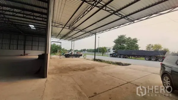 货栈 出租在Khlong Luang, Pathum Thani - 带钢结构雨棚的装卸区，宽敞车道与仓库内部相连，临近主路。