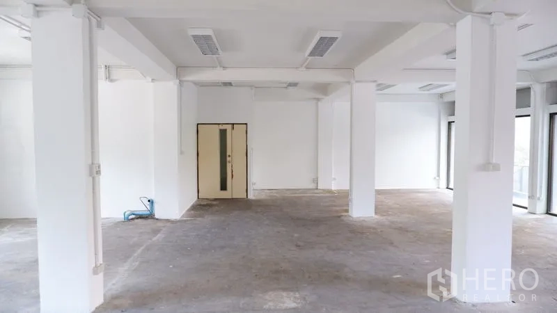 办公空间 出租在Watthana, Bangkok - 中央视角的开放办公楼层，立柱与充足采光。