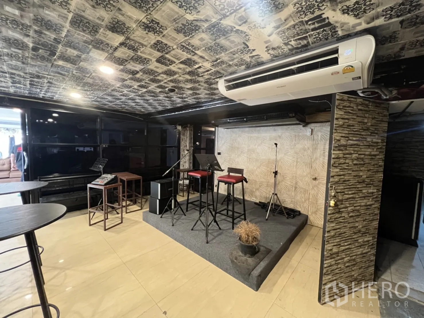 零售空间 出租在Watthana, Bangkok - 抬高小舞台，配麦克风与聚光灯，空调室内。