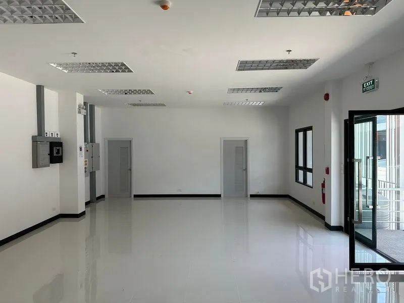 คลังสินค้า ให้เช่าในBang Phli, Samut Prakan - ออฟฟิศสว่าง พื้นกระเบื้อง แสงไฟฝ้าทีบาร์และประตูกระจก