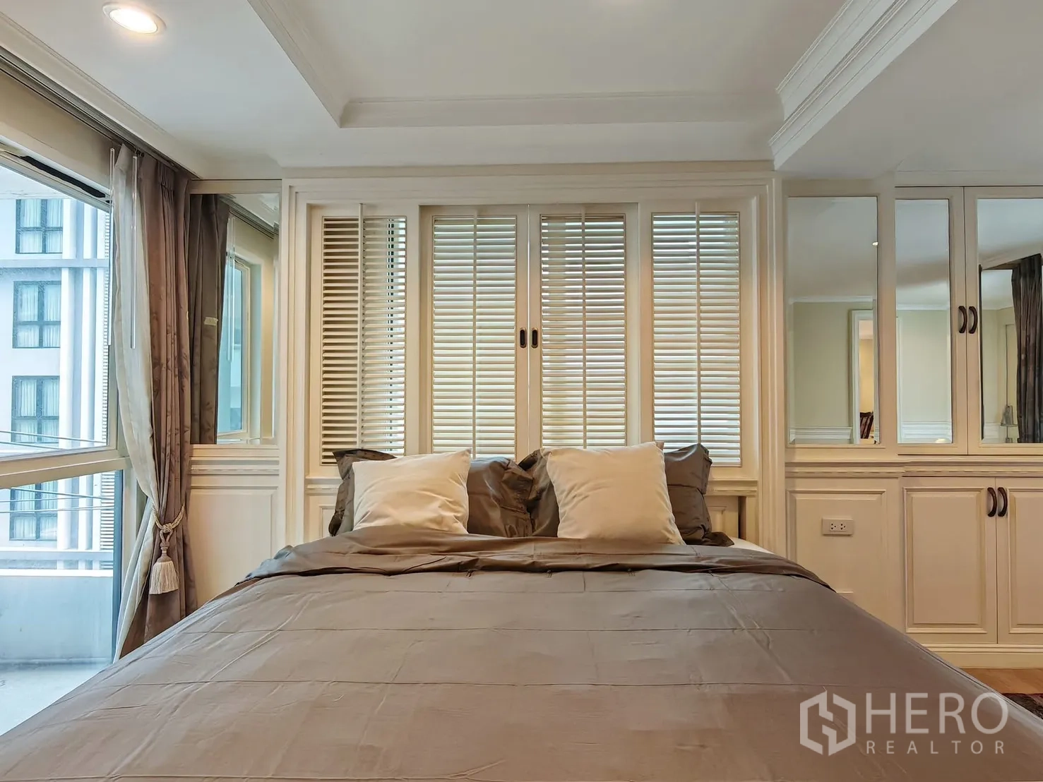 คอนโด ให้เช่าในPathum Wan, Bangkok - เตียงติดหน้าต่างบานใหญ่ มีบานเกล็ดและตู้บานกระจกบิลท์อิน