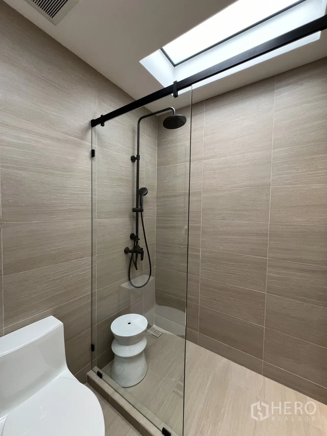 Townhouse for sale in Watthana, Bangkok - Cozy bedroom with modern art, nightstand and built-in storage.