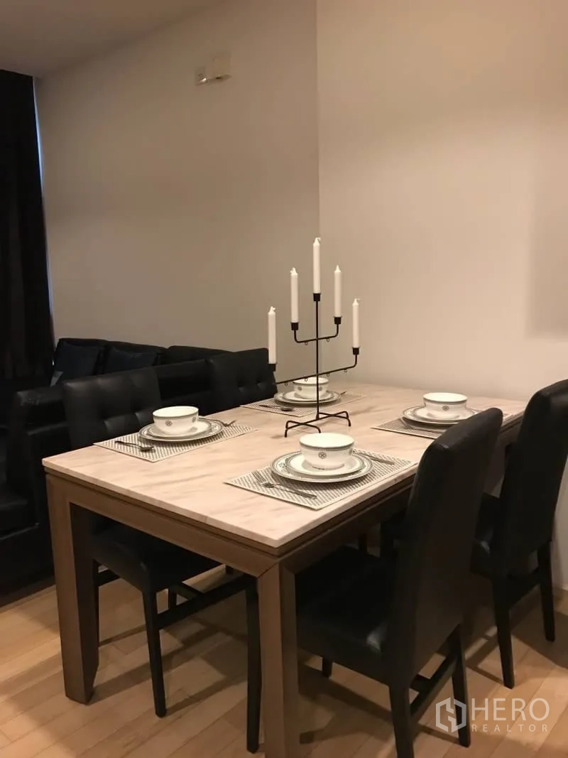 คอนโด ให้เช่าในKhlong Toei, Bangkok - มุมรับประทานอาหาร โต๊ะไม้ 4 ที่นั่ง จัดโต๊ะพร้อมใช้งาน เก้าอี้เบาะหนัง