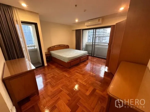 คอนโด ให้เช่าในWatthana, Bangkok - ห้องนอนกว้าง พื้นปาร์เกต์ เตียงไม้ ตู้เก็บของ และประตูกระจกสไลด์ออกสู่ระเบียงวิวเมือง