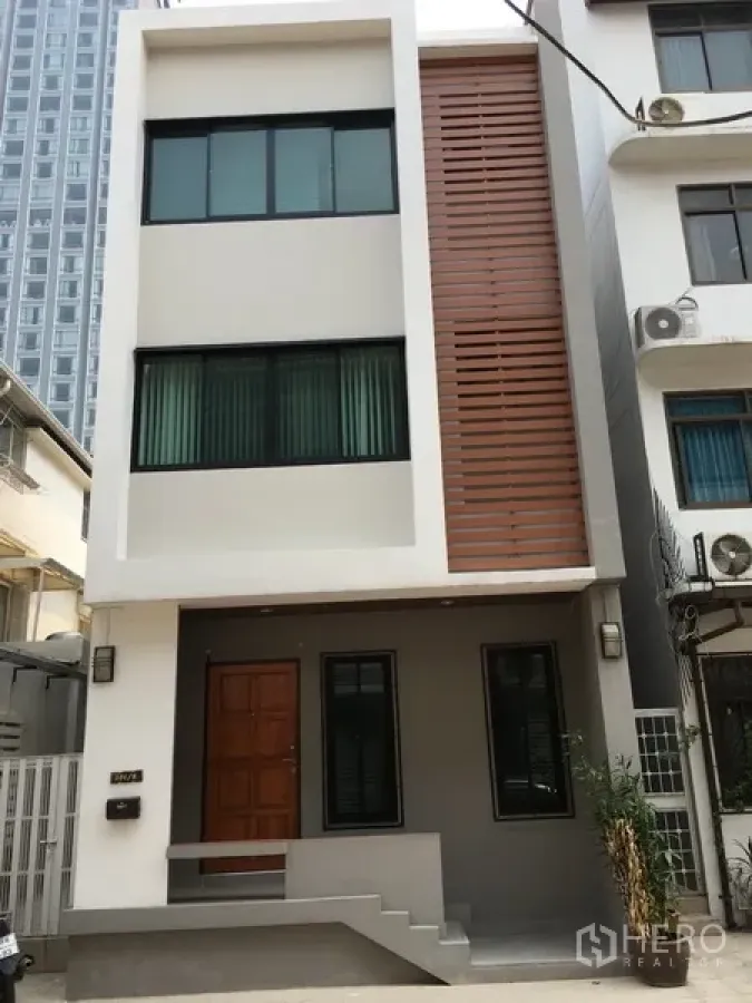 สำนักงานที่บ้าน ให้เช่าในBang Rak, Bangkok - อาคารโฮมออฟฟิศ 3 ชั้นสไตล์โมเดิร์น พร้อมระแนงไม้และกระจกบานใหญ่ ในย่านบางรัก