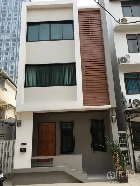 สำนักงานที่บ้าน ให้เช่าในBang Rak, Bangkok - อาคารโฮมออฟฟิศ 3 ชั้นสไตล์โมเดิร์น พร้อมระแนงไม้และกระจกบานใหญ่ ในย่านบางรัก