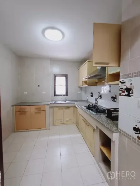 独立式住宅 出租或出售在Mueang Nonthaburi, Nonthaburi - 独立泰式厨房，内置橱柜、燃气灶与瓷砖墙面。