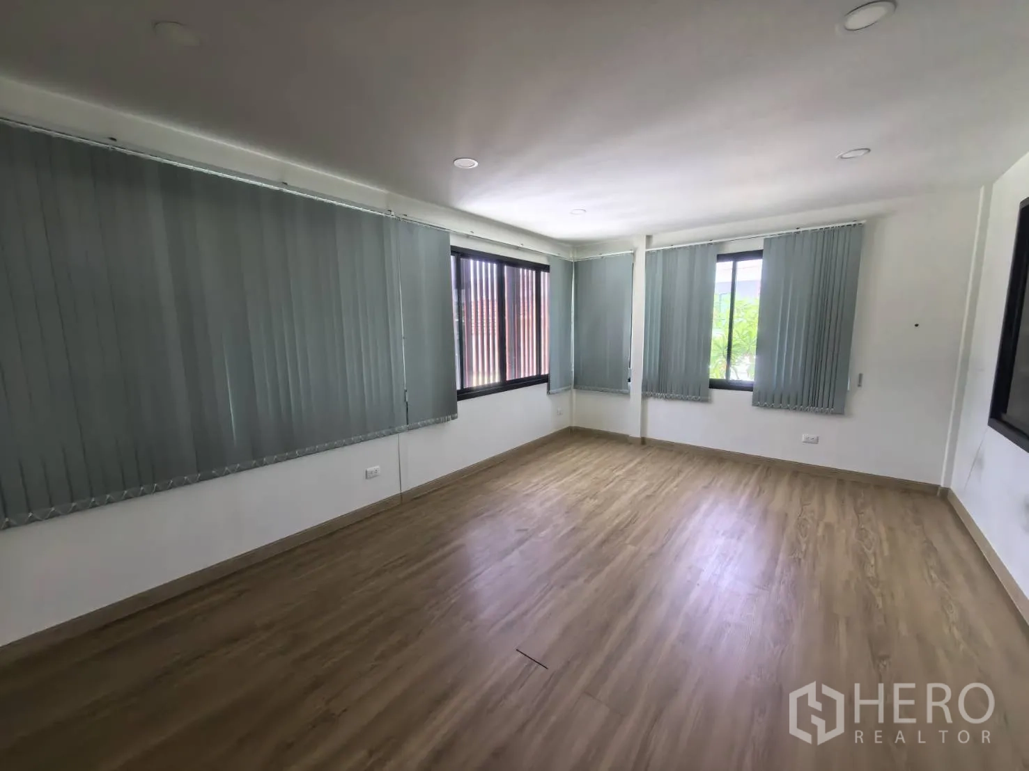Warehouse for rent in Bang Sao Thong, Samut Prakan - Office room with windows, blinds, and wood-pattern flooring.