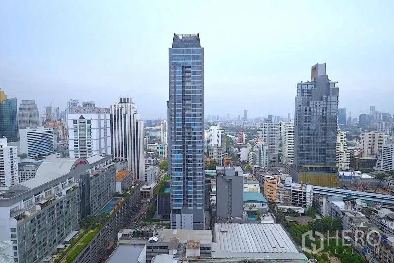 Condominium for rent in Watthana, Bangkok - High-rise Sukhumvit skyline view with the condominium tower at the center.