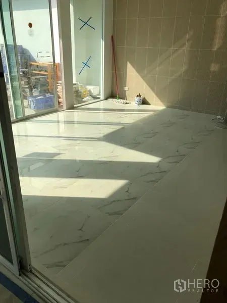 Detached House for rent - Bright multi-purpose room with marble-look tiles and sliding glass doors to a terrace.