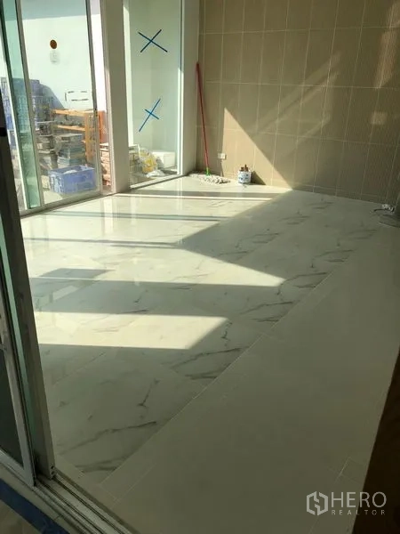 Detached House for rent - Bright multi-purpose room with marble-look tiles and sliding glass doors to a terrace.