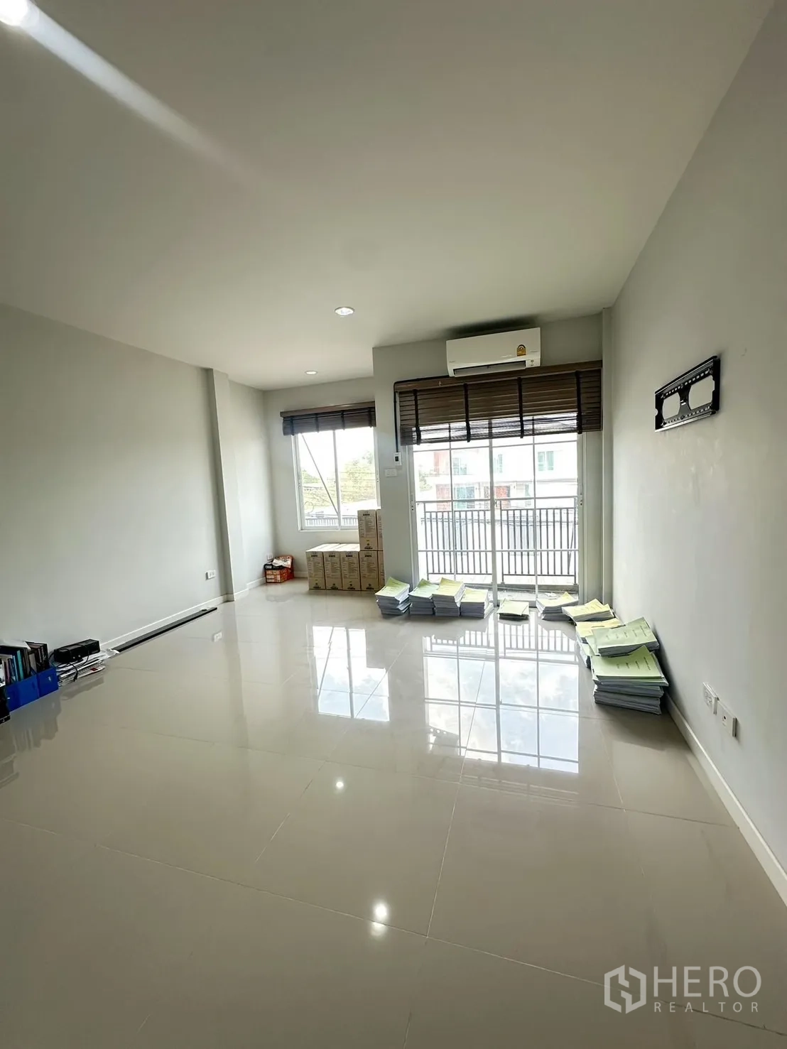 Home Office for rent in Khlong Luang, Pathum Thani - Spacious tiled office room with windows, blinds and sliding door to a balcony.