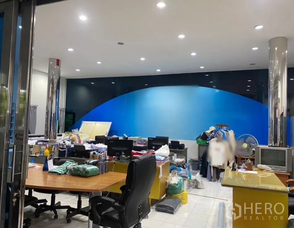 工厂 出租在Prawet, Bangkok - 玻璃立面办公室，设有工位、筒灯与蓝色背景墙