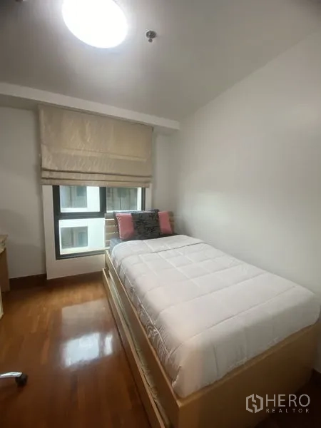 คอนโด ให้เช่าในPathum Wan, Bangkok - ห้องนอนเล็กเตียงเดี่ยว มีโต๊ะทำงานและหน้าต่างพร้อมม่านโรแมนชед