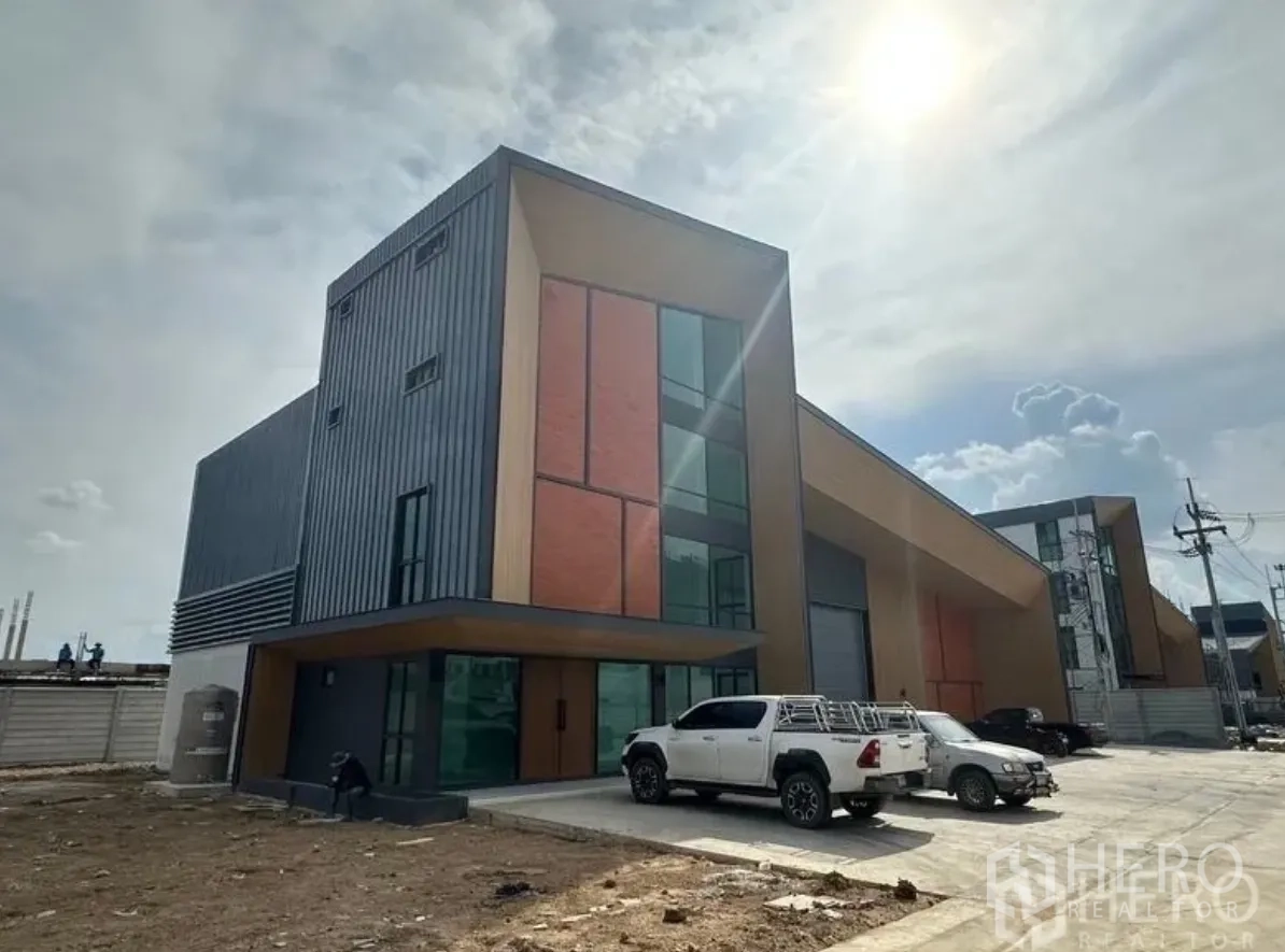 โกดัง for sale in Lam Luk Ka, Pathum Thani - อาคารโกดังสมัยใหม่ ผนังเมทัลชีทแต่งอิฐ มีที่จอดรถหน้ากว้าง