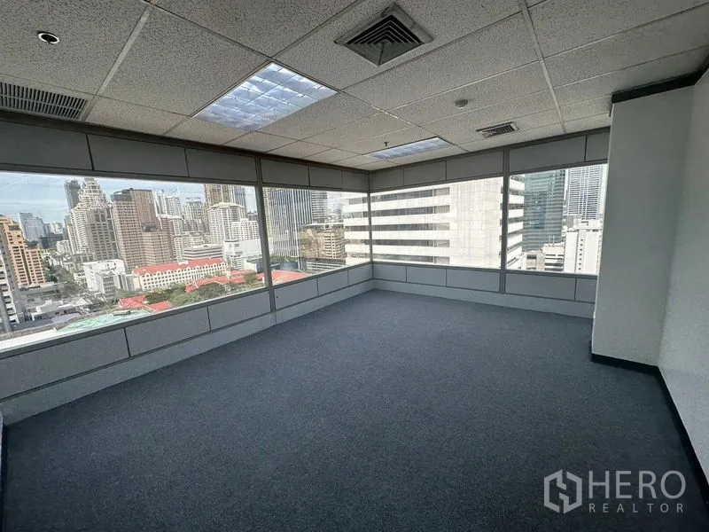 办公空间 出租在Pathum Wan, Bangkok - 转角房间，双侧转角玻璃，欣赏高楼天际线。