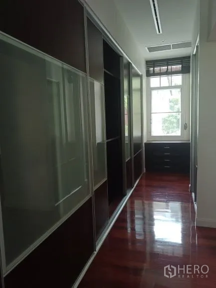 บ้าน ให้เช่าในBang Rak, Bangkok - ห้องแต่งตัวแบบวอล์กอิน ตู้บิวต์อินตลอดแนวและหน้าต่างรับแสง