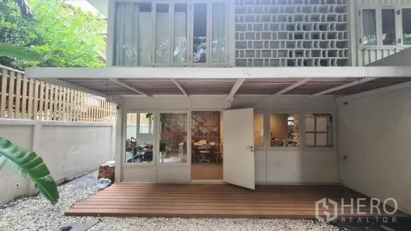 บ้าน ให้เช่าในWatthana, Bangkok - บ้านสองชั้นสไตล์โมเดิร์น ประตูกระจกเปิดสู่ชานไม้