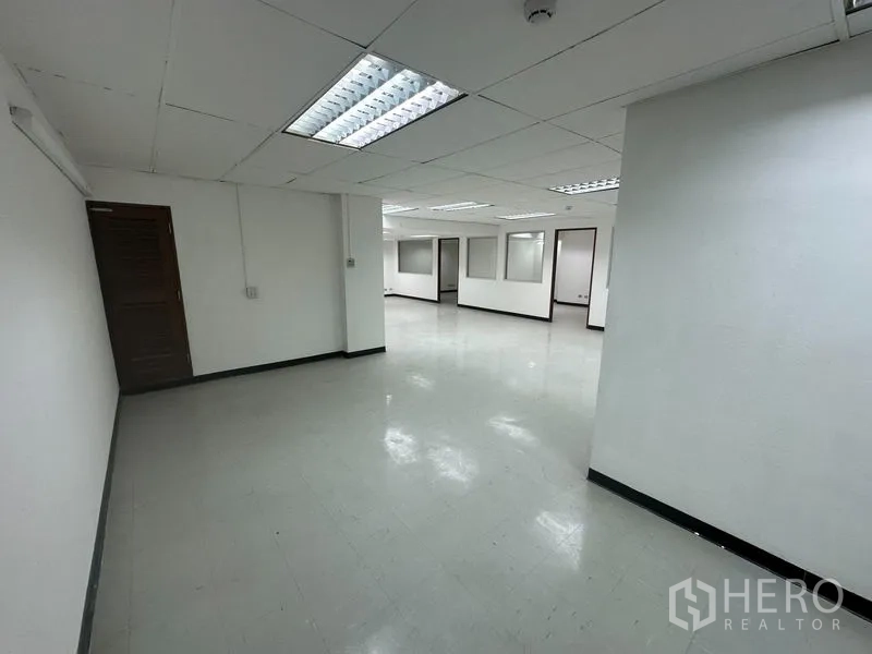 办公空间 出租在Khlong Toei, Bangkok - 白色办公内饰，乙烯基地板，设多处分隔区域