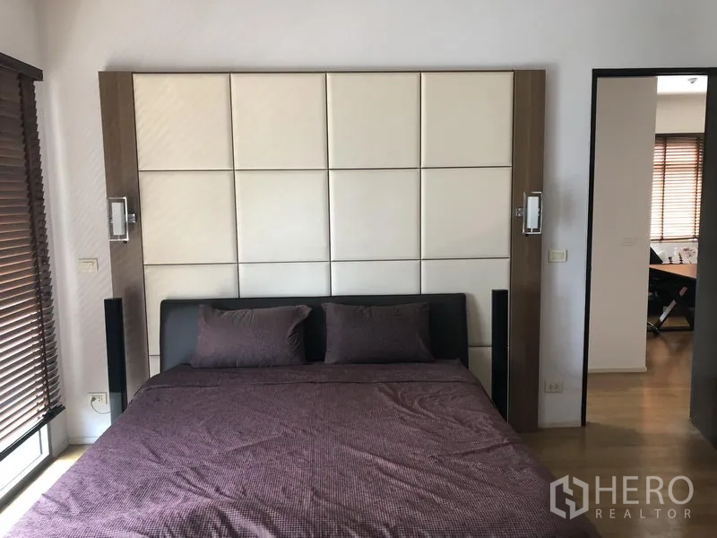 คอนโด ให้เช่าในWatthana, Bangkok - ห้องนอนพร้อมหัวเตียงบุหนัง เตียงขนาดใหญ่ และมู่ลี่หน้าต่าง