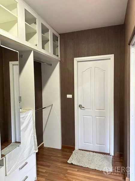 บ้าน ให้เช่า - พื้นที่แต่งตัวพร้อมตู้เก็บของบิวท์อิน ราวแขวน และประตูสีขาว