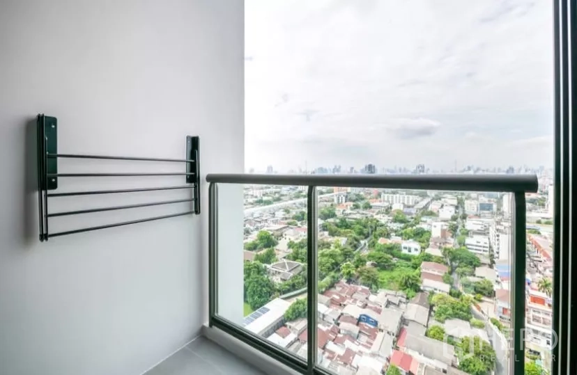 คอนโด ให้เช่าในChatuchak, Bangkok - ระเบียงราวกระจก มองเห็นวิวสกายไลน์และชุมชนโดยรอบแบบโล่ง.