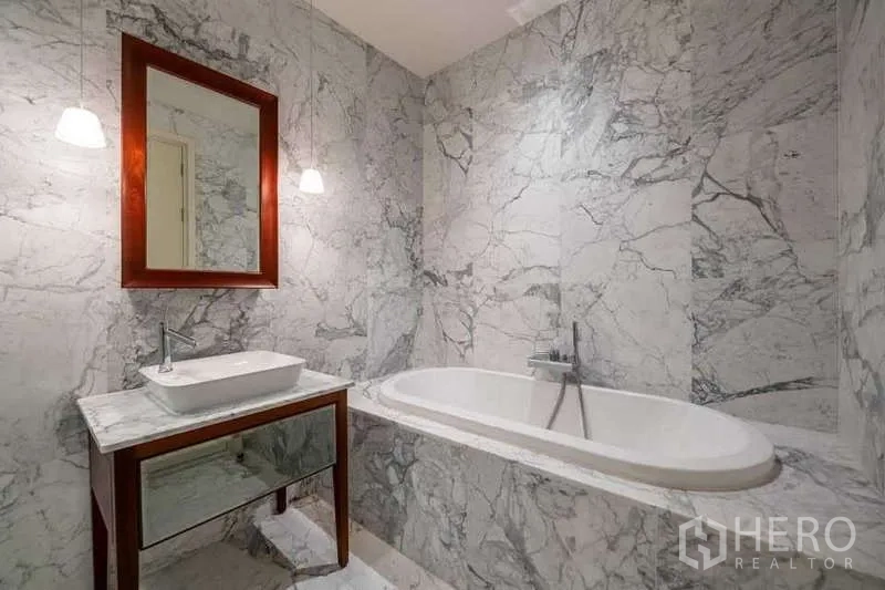 公寓 出租或出售在Watthana, Bangkok - 大理石浴室，嵌入式浴缸、吊灯与洗手台