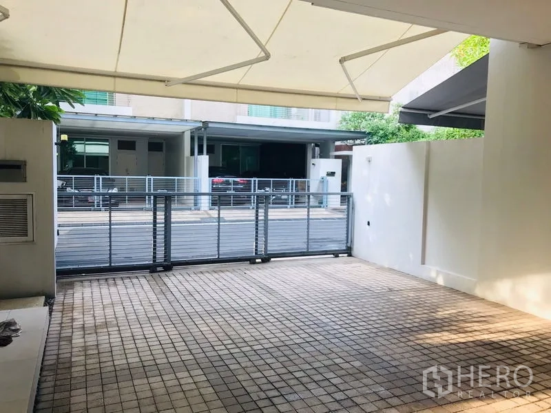 ทาวน์เฮาส์ ให้เช่าหรือขายในChatuchak, Bangkok - ที่จอดรถปูกระเบื้องมีหลังคา พร้อมประตูรั้วเลื่อนปลอดภัย