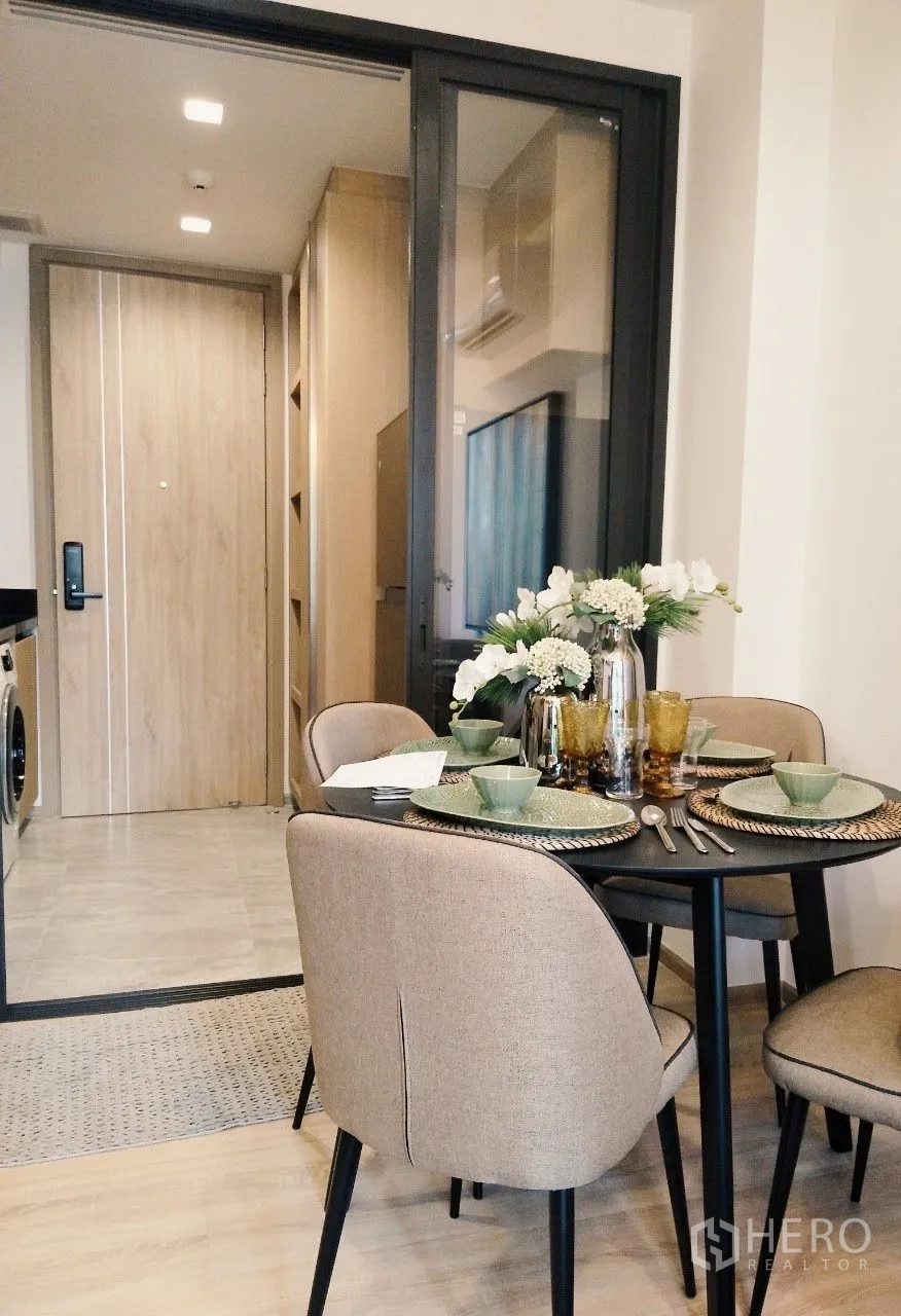 公寓 for rent in Watthana, Bangkok - 四人餐桌摆台，旁为通往厨房的滑动玻璃隔断。