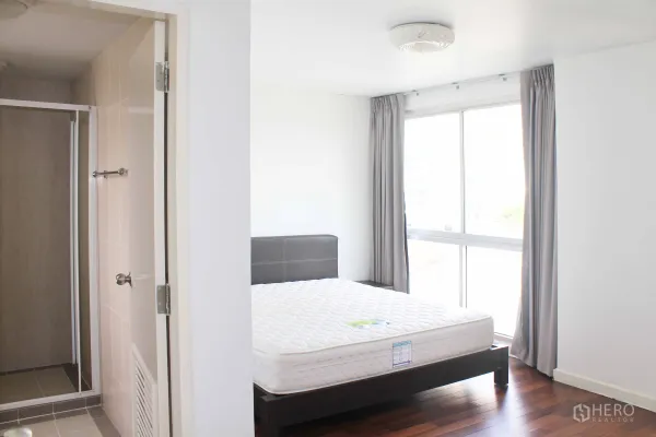 คอนโด ให้เช่าในWatthana, Bangkok - ห้องนอนมีหน้าต่างบานใหญ่ เตียงควีน และทางเข้าห้องน้ำในตัว