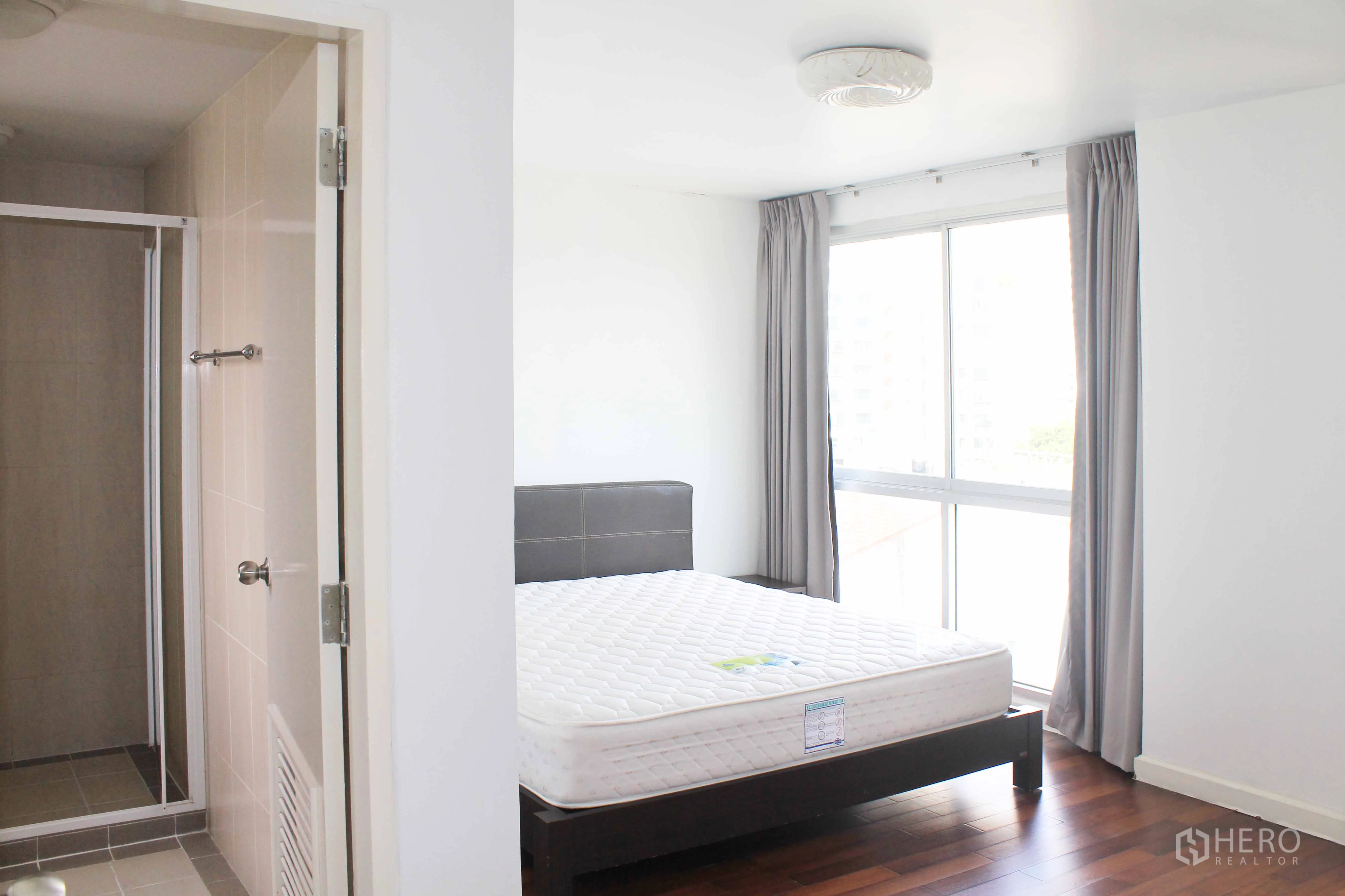 คอนโด ให้เช่าในWatthana, Bangkok - ห้องนอนมีหน้าต่างบานใหญ่ เตียงควีน และทางเข้าห้องน้ำในตัว